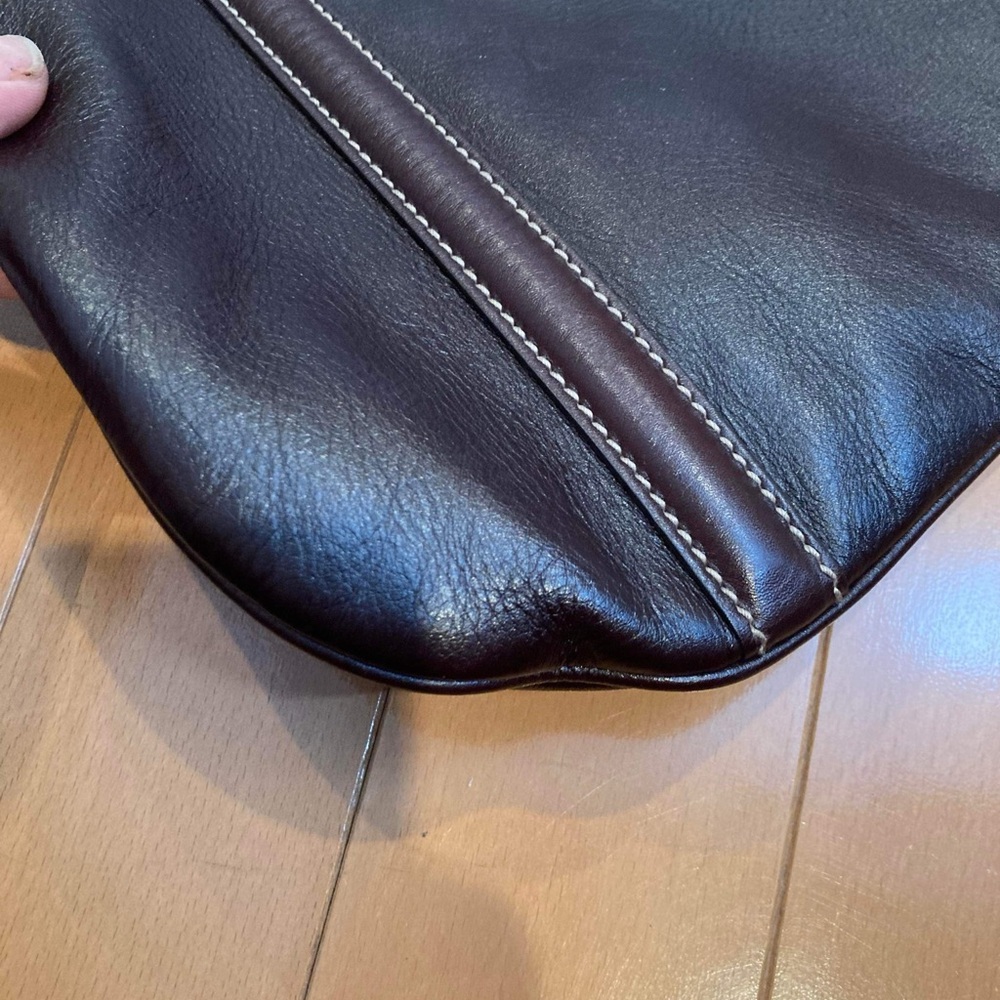 Gucci Dark Brown Shoulder Bag with Iconic Emblem - Picture 5 of 12